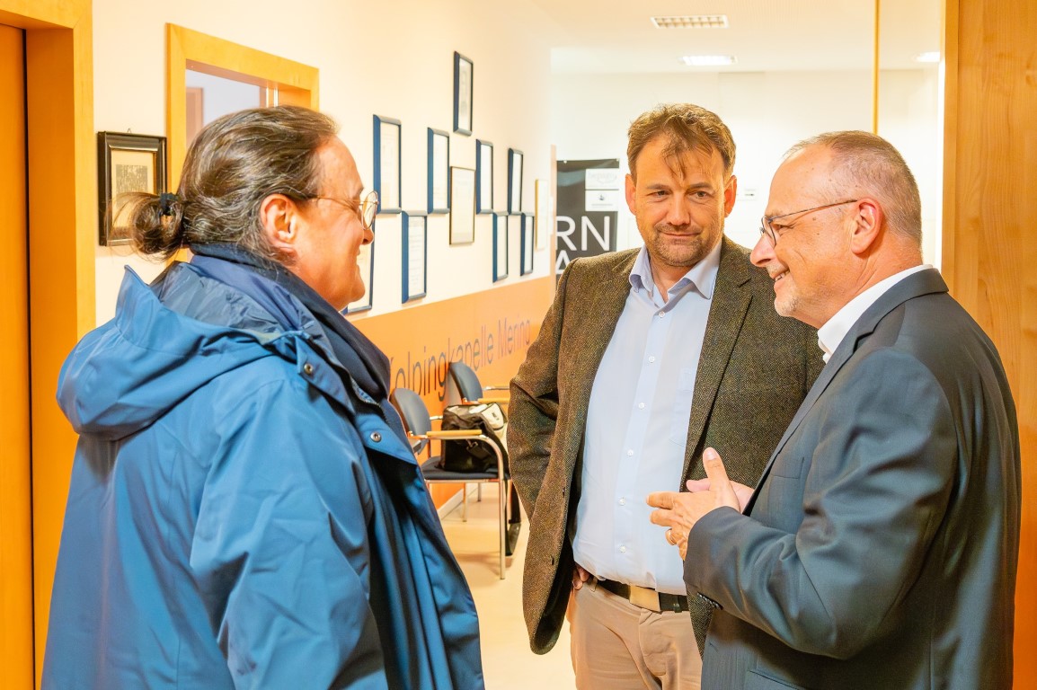 Erläuterungen des Vorsitzenden der Kolpingkapelle für die Mitglieder des Lions Club