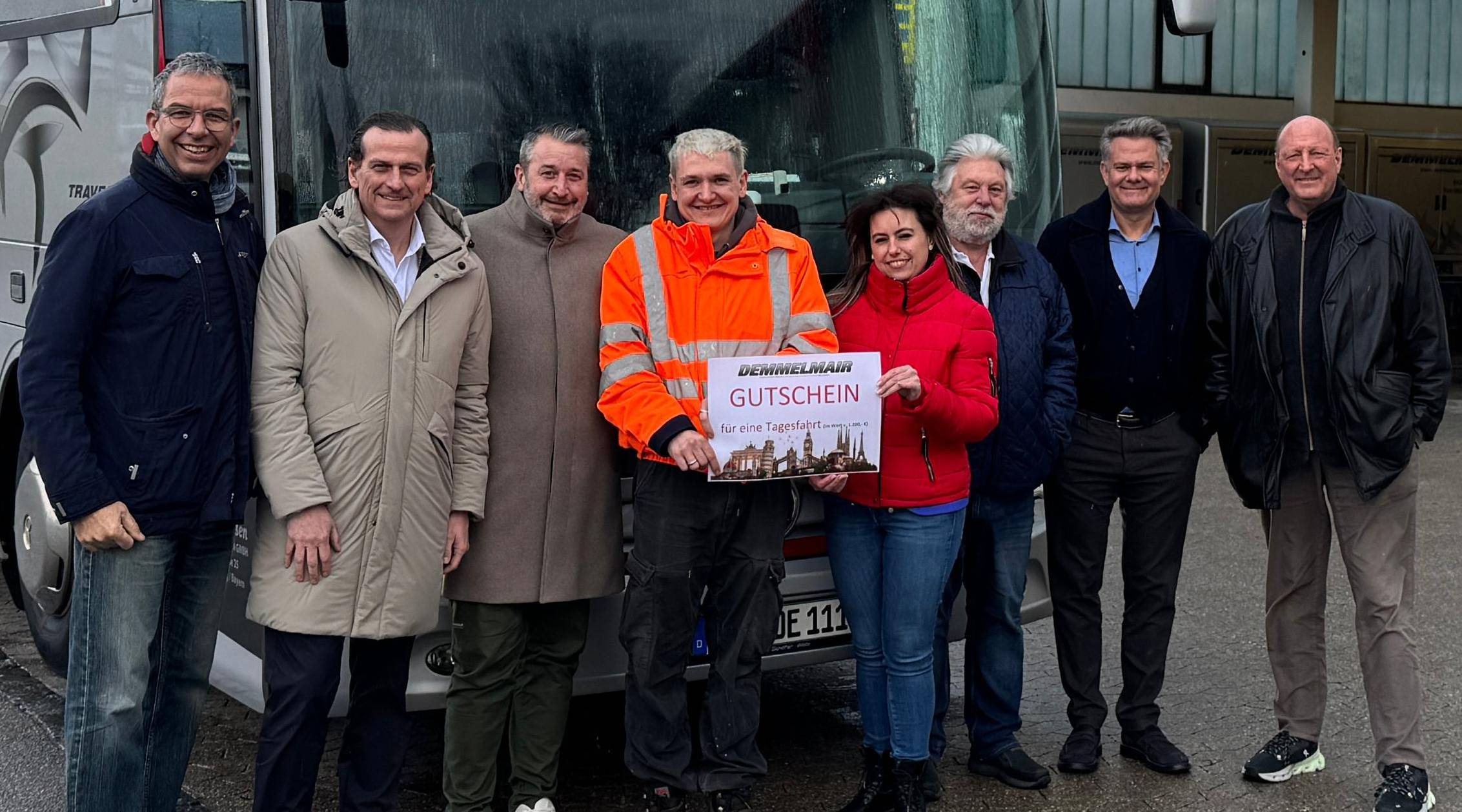 Zeitungsbild von der Gewinnübergabe des Busgutscheins 2025