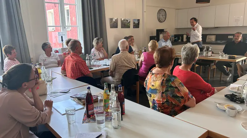 Vertreter der unterstützten Projekte und Mitglieder des Lions Clubs Friedberg kamen beim gemeinsamen Nachmittag im Lokschuppen ins Gespräch und berichteten von ihren Erfahrungen mit den geförderten Initiativen.