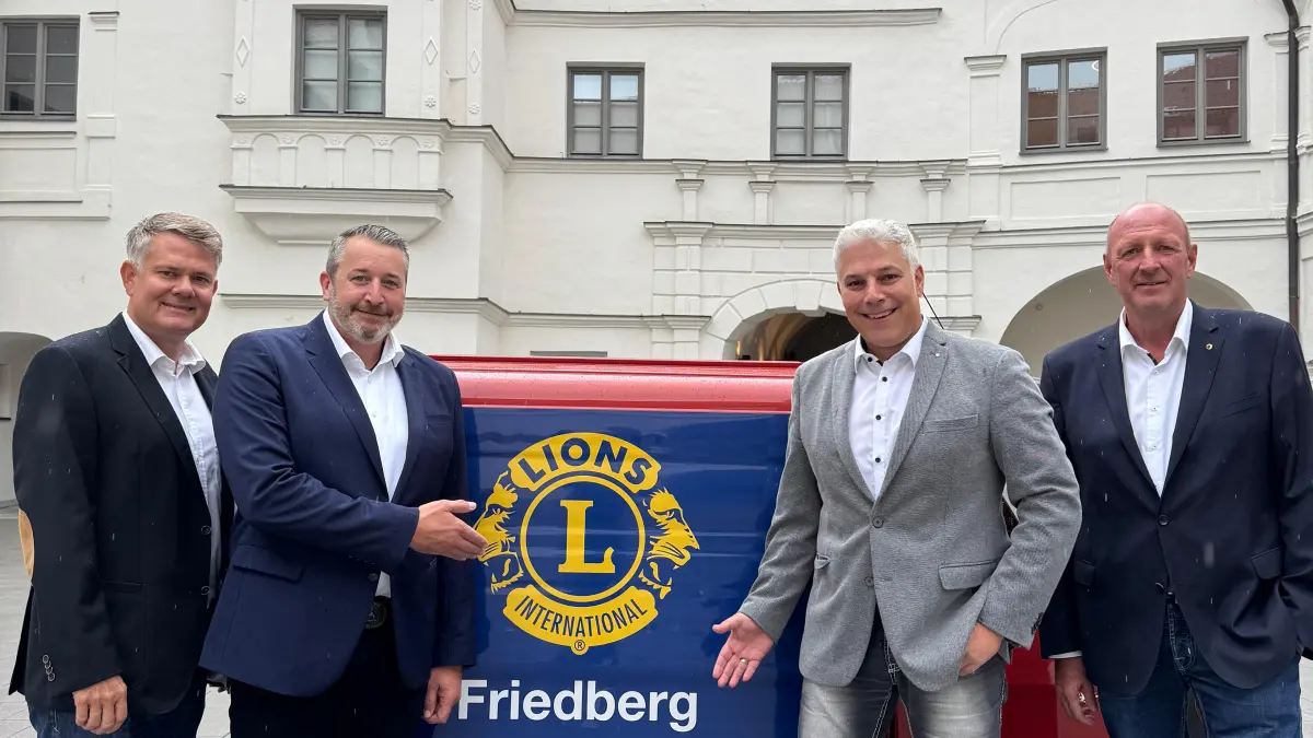Der Vorstand 2025/2026 im Friedberger Schloßhof.