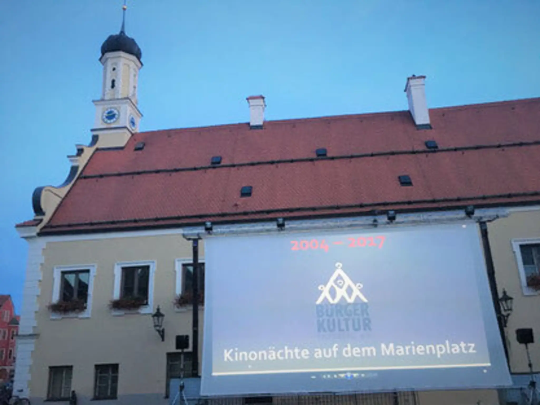 Die Leinwand der Kinonächte vor dem Rathaus