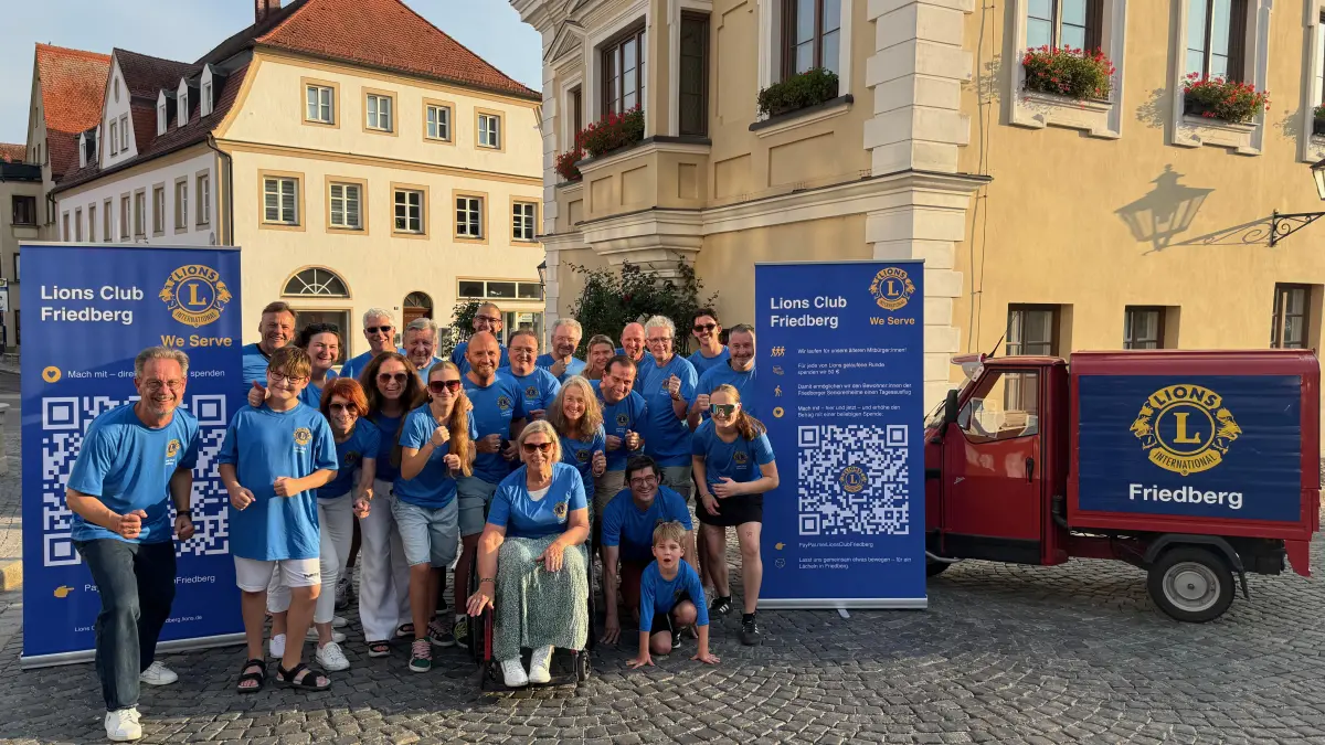 Friedberger Lions mit Ape auf dem Marienplatz