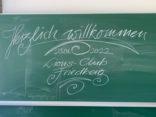 Begrüßung des Lions Club Friedberg an einer Tafel in der Konradin Realschule
