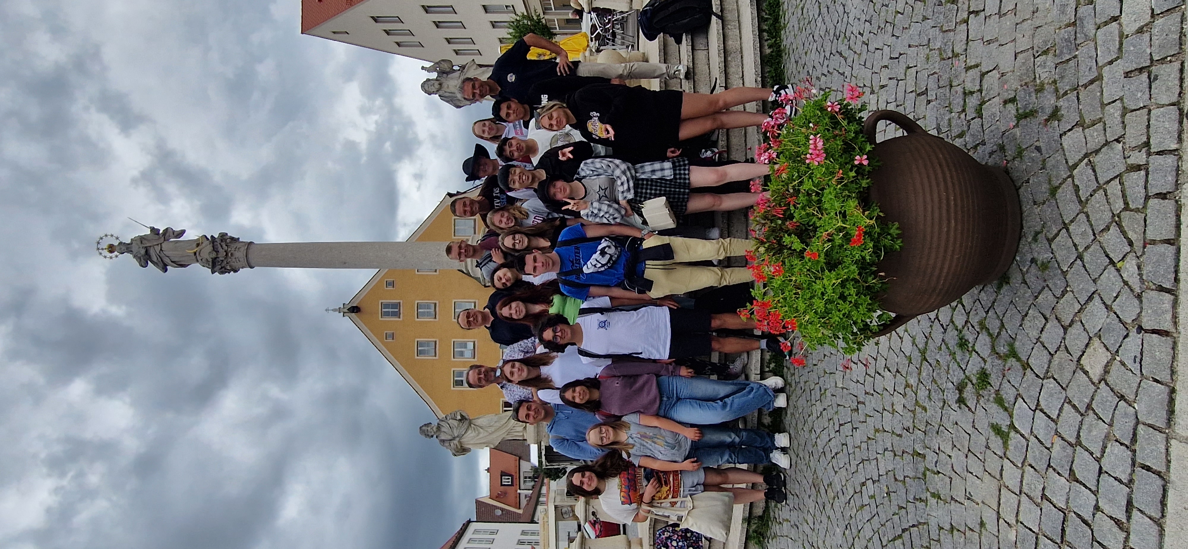 Die Teilnehmer des Lions Jugendcamp am Friedberger Marienbrunnen