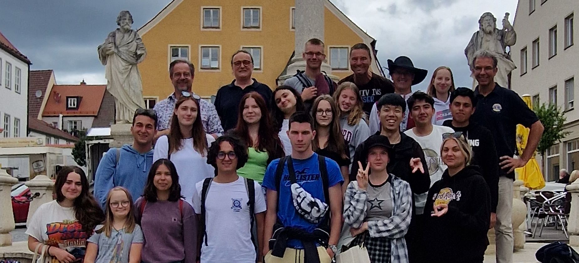 Die Teilnehmer des Internationalen Lions-Jugendcamps am Friedberger Marienbrunnen