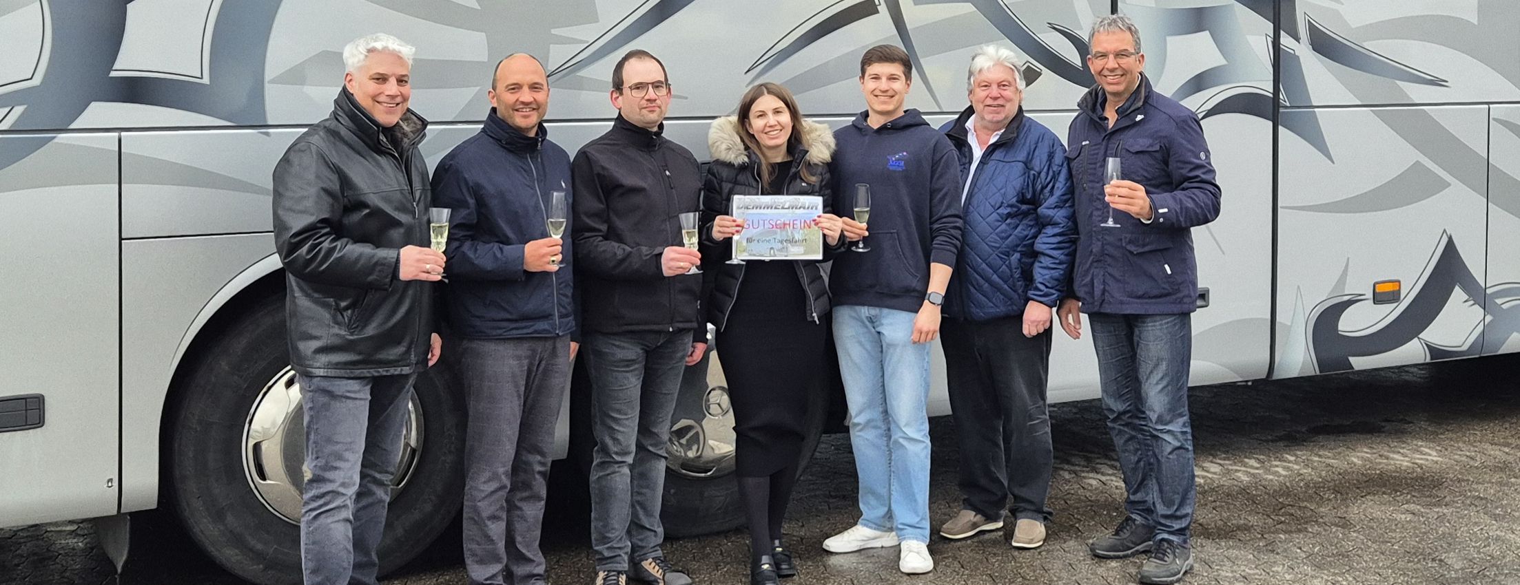 Gewinner, Spender und Mitglieder des Lions Club Friedberg bei der Übergabe vor einem Demmelmair-Bus