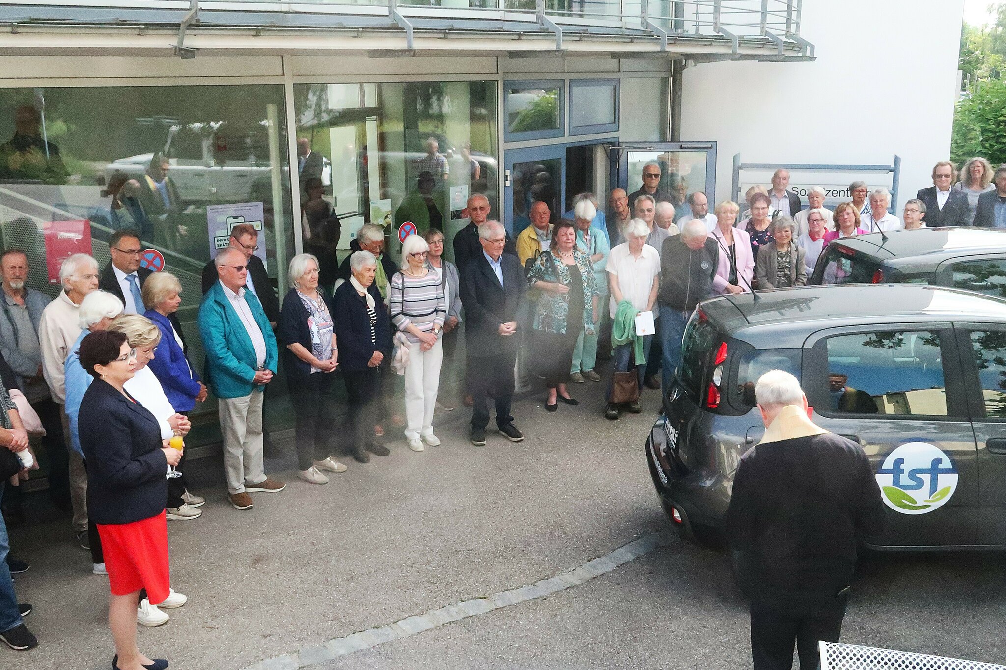 Großen Anklang fand der Jahresempfang des Fördervereins Sozialstation Friedberg, bei dem auch zwei neue Fahrzeuge für die Ambulante Pflege gesegnet wurden, die mit Spenden finanziert werden konnten.