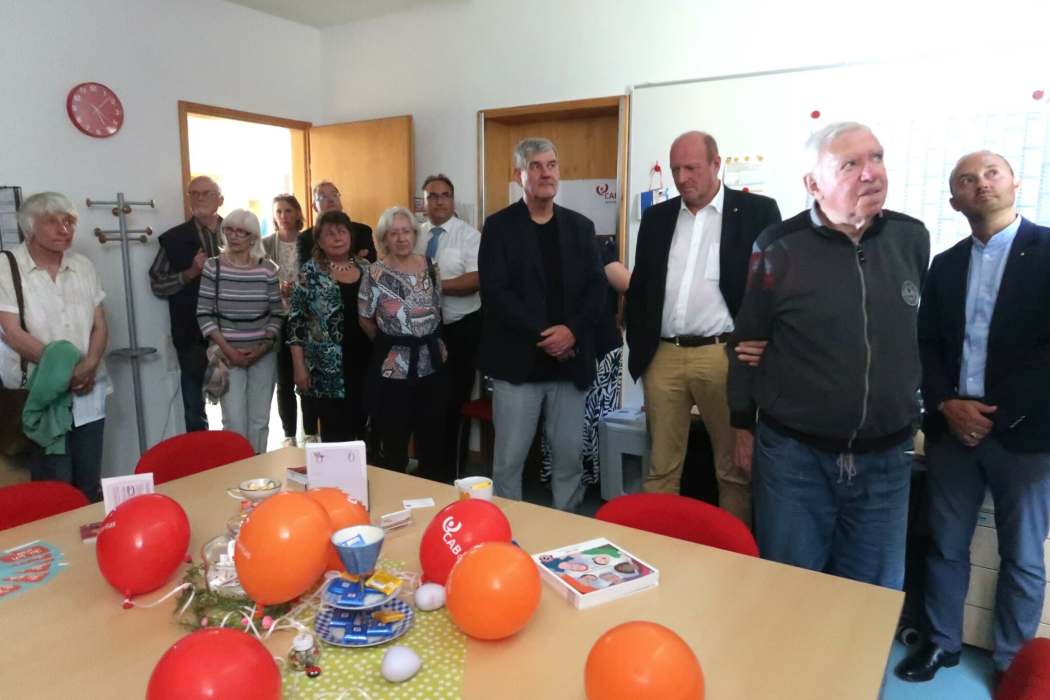 Rege genutzt wurde die Möglichkeit, bei Führungen die Einrichtungen im Sozialzentrum kennenzulernen - hier in den Räumen der CAB und Offenen Hilfen.