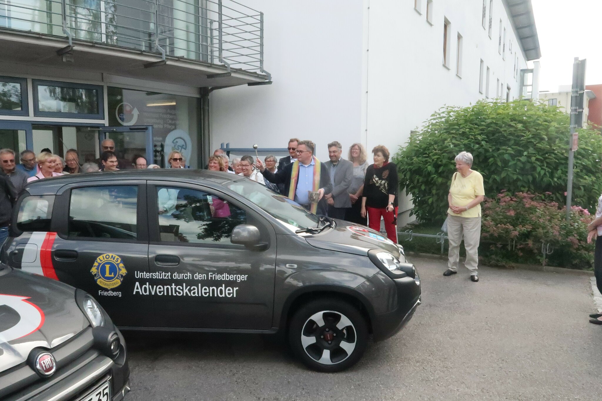 Pater Christoph Lenz segnet ein weiteres neues Fahrzeug für die Ambulante Pflege, das mit Hilfe einer großen Spende des Lions Club und des Caritativen Christkindlmarktes finanziert werden konnte.