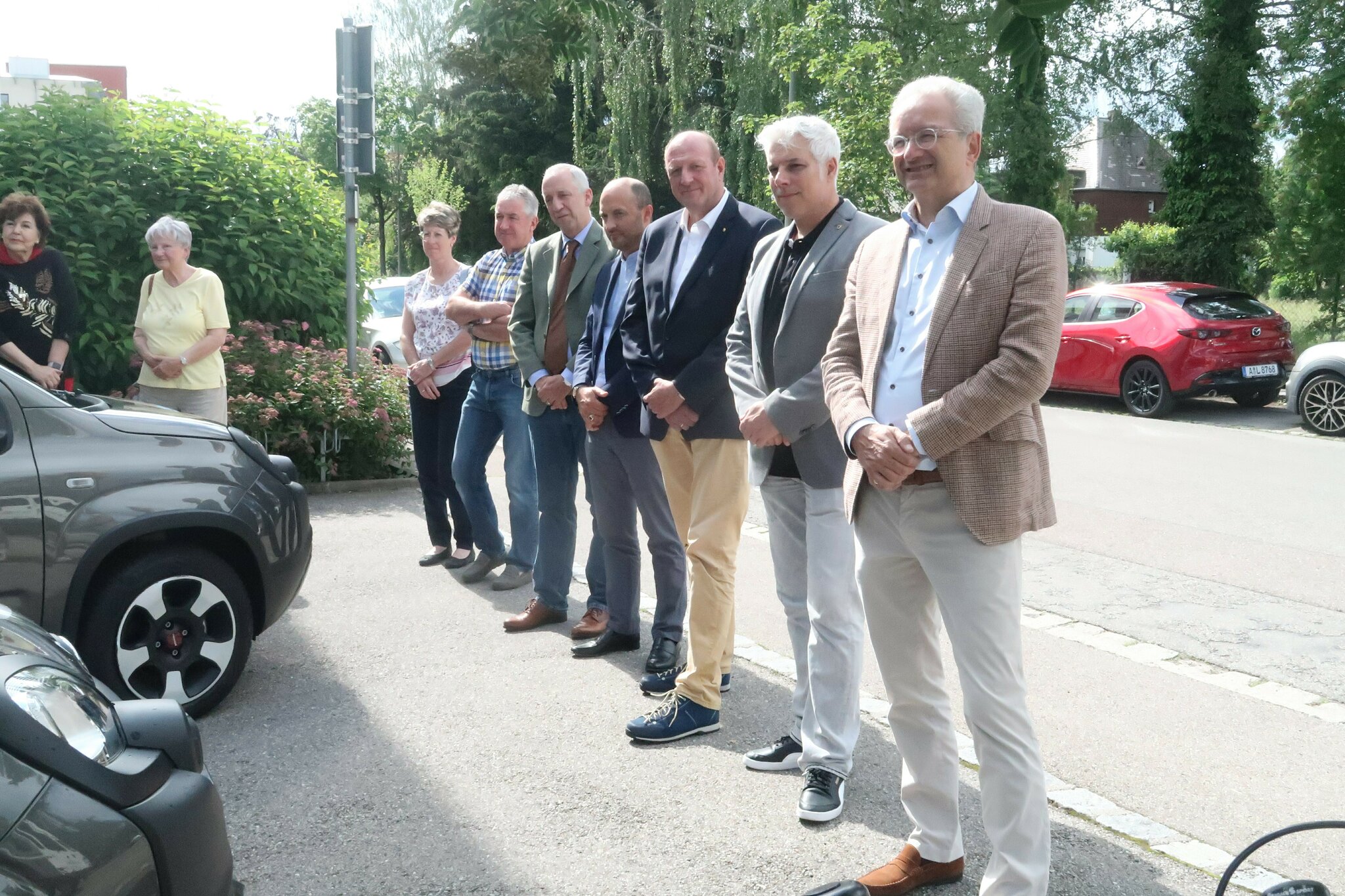 Vertreter des Lions Club friedberg freuen sich über die Fahrzeugsegnung, ihre Spende aus dem Erlös des Adventskalenders war die bisher größte Einzelspende des Vereins.